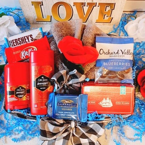 Father&#39;s Day Gift Basket for Him Hamper Birthday Anniversary Dad Men&#39;s Boyfriend Old Spice Bath Body Face Spa Blueberries Dark Chocolate