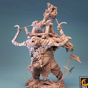 Puede incluir: Miniatura detallada impresa en 3D de una criatura fantástica, un gigante parecido a un orco que lleva un arma de asedio. El modelo beige presenta detalles intrincados, incluyendo una figura más pequeña encima del arma y el texto "PRE-SUPPORTED STL".