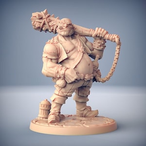 Può includere: Una statuetta in miniatura di una creatura grande, muscolosa, simile a un orco con un grosso bastone e una catena. La figura è dipinta di un colore marrone chiaro e sta in piedi su una base circolare.
