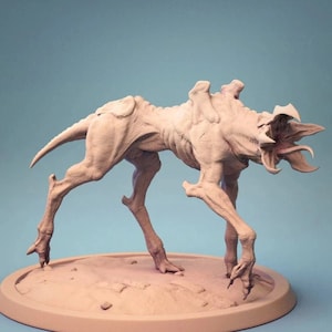 Puede incluir: Escultura de color marrón claro de una criatura con una larga cola, múltiples extremidades y una cabeza con la boca abierta. La escultura está sobre una base circular con una superficie texturizada, sobre un fondo azul claro. La criatura tiene una apariencia esquelética.