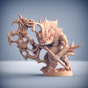 Può includere: Una statuetta in miniatura dettagliata di una creatura grottesca, simile a un pesce, che tiene un'arma grande e decorata. La creatura ha un ghigno pieno di denti e una coda spinosa a forma di pinna. L'arma è fatta di osso e ha una lama curva e affilata.