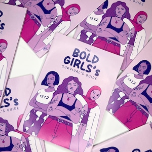 Peut inclure: Une pile de livres brochés roses et violets avec le titre "The Bold Girls's Survival's Guide" sur la couverture. La couverture présente des illustrations de trois femmes avec des coiffures et des vêtements différents.
