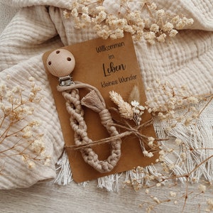 Geschenkkarte mit Makramee Schnullerkette und Mini Trockenblumenstrauß || Geschenkidee Babyparty || Geschenk zur Geburt
