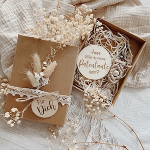 Geschenkbox mit Makramee Schlüsselanhänger, Holzschild und Mini Trockenblumenstrauß || Patentante || Trauzeugin || Geburtstag || Danke