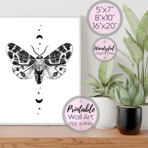 Peut inclure: Impression d'art mural repr&eacute;sentant une illustration en noir et blanc d'un papillon de nuit avec une lune croissante et des &eacute;toiles. L'art est disponible en 5x7, 8x10 et 16x20 pouces.