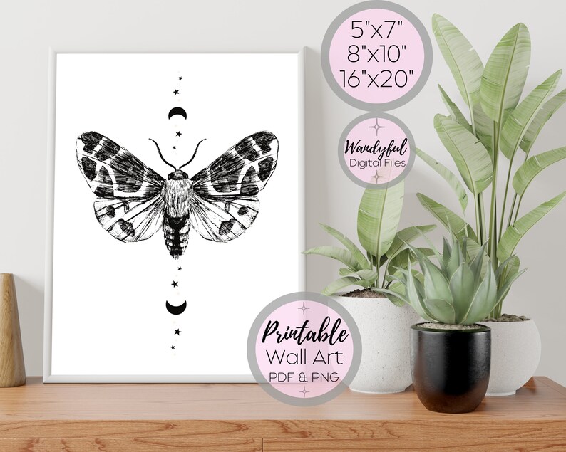Peut inclure: Impression d'art mural repr&eacute;sentant une illustration en noir et blanc d'un papillon de nuit avec une lune croissante et des &eacute;toiles. L'art est disponible en 5x7, 8x10 et 16x20 pouces.