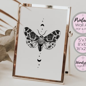 Peut inclure: Impression d'art mural repr&eacute;sentant une illustration en noir et blanc d'un papillon de nuit avec des croissants de lune et des &eacute;toiles. Disponible en 13x18 cm, 20x25 cm et 41x51 cm.