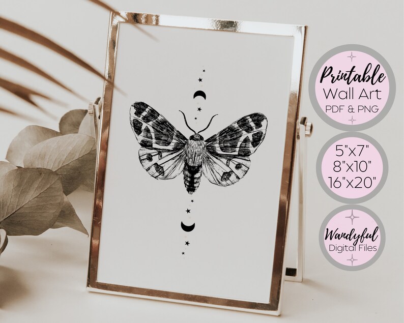 Peut inclure: Impression d'art mural repr&eacute;sentant une illustration en noir et blanc d'un papillon de nuit avec des croissants de lune et des &eacute;toiles. Disponible en 13x18 cm, 20x25 cm et 41x51 cm.