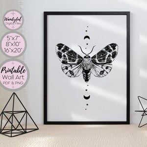 Peut inclure: Impression d'art mural noir et blanc repr&eacute;sentant un papillon de nuit aux ailes d&eacute;ploy&eacute;es et un motif de croissant de lune et d'&eacute;toiles. L'art est disponible en 5x7, 8x10 et 16x20 pouces.