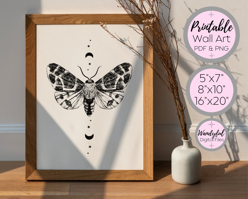 Peut inclure: Un design d'art mural imprimable mettant en sc&egrave;ne une illustration en noir et blanc d'un papillon de nuit avec des croissants de lune et des &eacute;toiles. Le design est disponible en 5x7, 8x10 et 16x20 pouces.