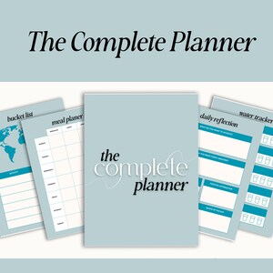 Op de afbeelding: Een blauwe en witte planner met de tekst "The Complete Planner" op de omslag. De planner bevat secties voor een bucketlist, een maaltijdplanner, dagelijkse reflectie en een watertracker.