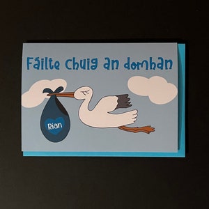 Nieuwe babyjongen aandenken kaart | Gefeliciteerd | Welkom in de wereld | Ierse taalkaarten | Gepersonaliseerd