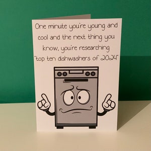 Tarjetas divertidas // Tarjetas de cumpleaños divertidas // Colección Un minuto eres joven y genial… // Investigando lavavajillas