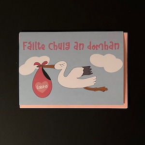 Nieuwe babymeisje aandenken kaart | Gefeliciteerd | Welkom in de wereld | Ierse taalkaarten | Gepersonaliseerd