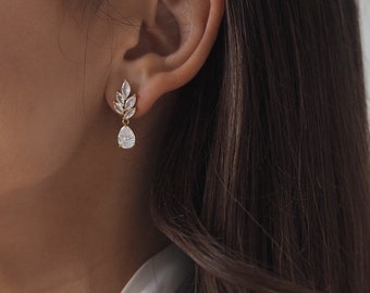 Pendientes Olivia / Joyería nupcial y de ocasión / Pendientes colgantes de hojas de cristal / Pendientes de circonio cúbico para novias y damas de honor