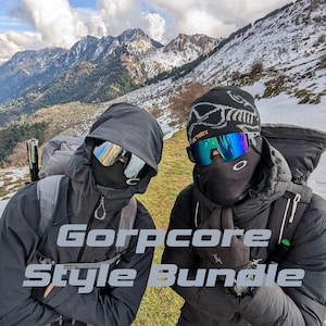 Op de afbeelding: Twee mensen dragen zwarte jassen, zonnebrillen en gezichtsbedekkingen, met een berglandschap op de achtergrond. De zonnebrillen hebben reflecterende glazen. De tekst "Gorpcore Style Bundle" wordt in grijze letters weergegeven.