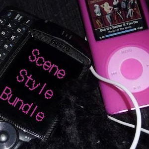 Könnte beinhalten: Ein schwarzes Smartphone mit QWERTY-Tastatur, das den pinken, verpixelten Text Scene Style Bundle anzeigt, neben einem leuchtend pinken digitalen Musikplayer mit weißem Kopfhörerkabel und einem Display, das den Song But It's Better If You Do zeigt.