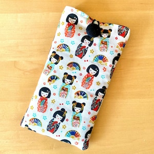 Etui téléphone lunettes tissu fait main cadeau fête des mères poupées japonaises kokeshi pochette cordon bandoulière femme anniversaire