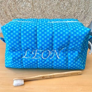 Trousse de toilette personnalisée bleue pour bébé garçon Prénom brodé Cadeau naissance fait main Baptême Enfant Accessoire voyage