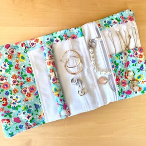 Sacchetto portagioie da viaggio regalo per la festa della mamma mamma tessuto fatto a mano piccoli fiori rotolo kit nomade donna compleanno