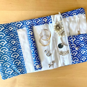 Pochette à bijoux de voyage fait main cadeau fête des mères artisanal tissu motifs japonais trousse rouleau nomade femme fille anniversaire