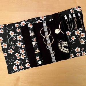 Pochette à bijoux de voyage fait main cadeau fête des mères artisanal tissu fleurs de cerisiers japonais trousse nomade femme anniversaire