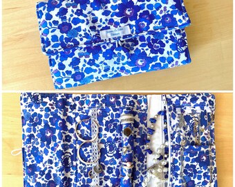 Pochette à bijoux de voyage rangement trousse nomade rouleau tissu Liberty Betsy bleu cadeau femme Fête des Mères anniversaire pour elle