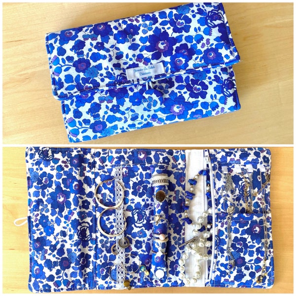 Pochette à bijoux de voyage rangement trousse nomade rouleau tissu Liberty Betsy bleu cadeau femme Fête des Mères anniversaire pour elle