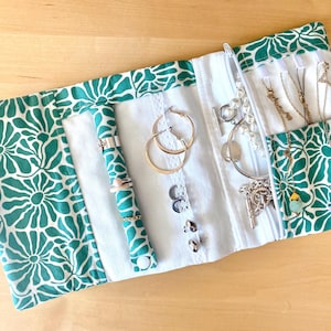 Pochette à bijoux de voyage fait main cadeau fête des mères artisanal tissu nature jungle exotique rouleau trousse nomade femme anniversaire