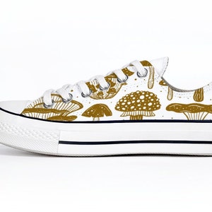Chaussures basses unisexes en toile imprimée champignons, champignons trippy, cottage core garden, amateurs de champignons, cadeau pour collectionneur de champignons, cadeau champignons