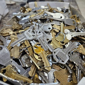 50 scrap keys mix mystery lot crafting keys