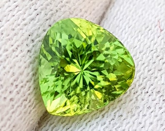Sphène Jaune Naturelle 8,55 Carats – Gemme Très Propre SI Certifiée IGL, Coupe Radiante