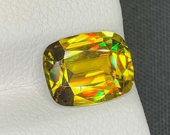 Pedra preciosa esfeno brilhante certificada pela AIG: lapidação almofada amarela/verde, 2,76 quilates