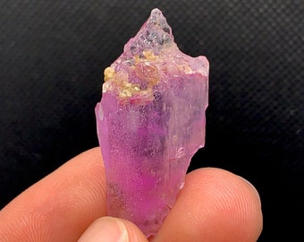 Rosa Kunzit Kristall: Heilstein in Bergform, Afghanistan (44.37 Karat)