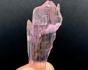 Rosa Kunzit Kristall: Heilstein in Bergform, Afghanistan (34.95 Karat)