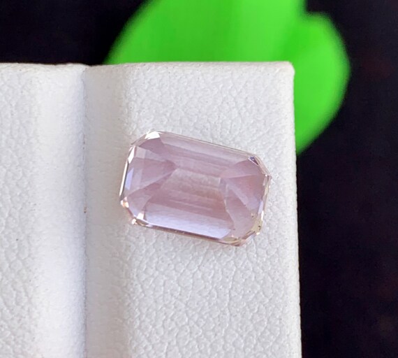 Pierre Kunzite Rose Naturelle 42.39 Carats - Taille émeraude, Qualité VVS/Transparente - Neuf Sans Emballage