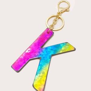 Llavero, llaveros, llavero de letras, letra k, llavero K, llavero charm, regalos, ideas de regalo, arcoiris, llavero arcoiris, letras