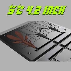 以下が含まれることがあります： 釣り用ルアーを作るための灰色のプラスチック製の型。型には2つのキャビティがあり、それぞれが長さ10.7cmのザリガニルアーの形をしています。型には「SC 4.2 INCH」とラベルが貼られています。