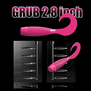 Puede incluir: Un señuelo de pesca de grub rosa de 2,8 pulgadas con una cola curva. El señuelo se muestra en un molde de plástico negro con múltiples cavidades.