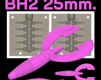 Puede incluir: Un molde de plástico rosa para hacer señuelos de pesca, etiquetado como "BH2 25mm". El molde se muestra con tres señuelos terminados, cada uno con un cuerpo segmentado y un par de garras.