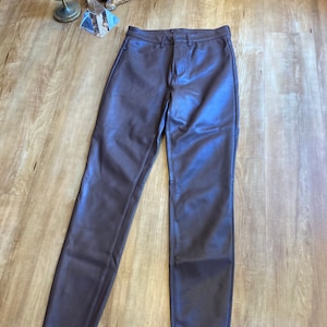 K&ouml;nnte beinhalten: Eine braune Skinny Jeans aus Kunstleder.