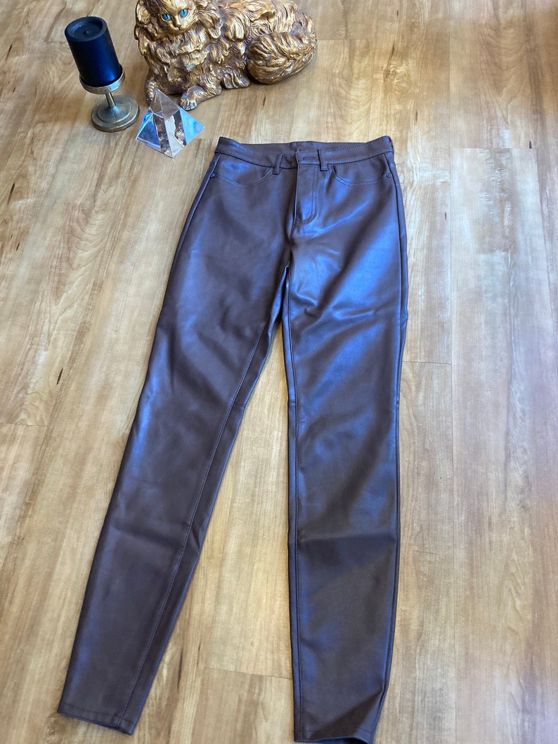K&ouml;nnte beinhalten: Eine braune Skinny Jeans aus Kunstleder.
