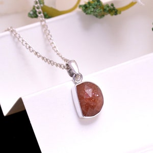 Colgante de piedra solar natural ~ Colgante en forma de D de plata de ley 925 ~ Colgante de moda ~ Colgante de collar de piedra solar ~ Ideas de regalo de aniversario