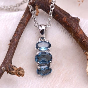 Colgante ovalado de topacio azul natural de Londres en plata de ley 925 ~ Colgante de topacio en plata 925 hecho a mano, elegante y fino, ideal para regalo ~ STP17