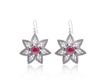 Naturlig rhodolit granat ädelsten oxiderad sterlingsilver örhänge formad med fin blomma ~ Granat 925 silver handgjorda smycken presentidéer ~ E991