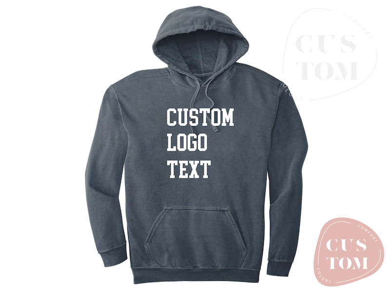Puede incluir: Una sudadera con capucha azul oscuro con el texto "CUSTOM LOGO TEXT" impreso en blanco en la parte delantera.