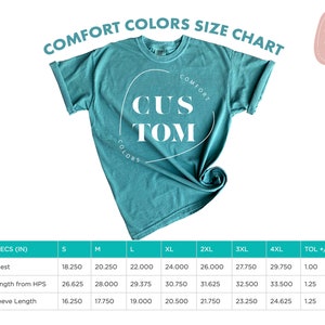 K&ouml;nnte beinhalten: T&uuml;rkisfarbenes Comfort Colors T-Shirt mit dem Wort "CUS TOM" in einem wei&szlig;en kreisf&ouml;rmigen Design. Das Bild enth&auml;lt eine Gr&ouml;&szlig;entabelle mit Ma&szlig;en in cm f&uuml;r Brust, L&auml;nge und &Auml;rmell&auml;nge.
