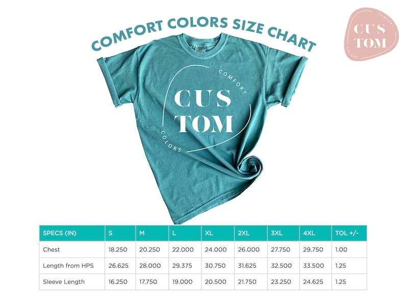 K&ouml;nnte beinhalten: T&uuml;rkisfarbenes Comfort Colors T-Shirt mit dem Wort "CUS TOM" in einem wei&szlig;en kreisf&ouml;rmigen Design. Das Bild enth&auml;lt eine Gr&ouml;&szlig;entabelle mit Ma&szlig;en in cm f&uuml;r Brust, L&auml;nge und &Auml;rmell&auml;nge.
