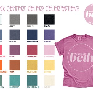 K&ouml;nnte beinhalten: Ein pinkfarbenes T-Shirt mit hochgekrempelten &Auml;rmeln, das ein kreisf&ouml;rmiges Design mit dem Text "Design by beth" in Schreibschrift zeigt. Das Bild zeigt auch eine Farbkarte mit verschiedenen Farbt&ouml;nen, darunter Wei&szlig;, Grau, Schwarz, Blau, Rosa, Orange und Gr&uuml;n.
