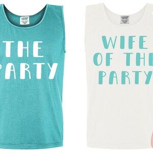 Op de afbeelding: Twee tanktops met een bijpassend ontwerp. Een tanktop is turquoise met witte tekst die "THE PARTY" zegt. De andere tanktop is wit met turquoise tekst die "WIFE OF THE PARTY" zegt.